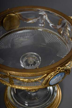 Dekorativer Glas Tafelaufsatz mit Ormolu Fassung im Louis XVI Stil sowie zwei Wedgwood Medaillons und seitlichen Ringhenkeln, um 1900, H. 23,5cm, Ø 22cm, etw. berieben, leichte Kratzer, kleine Defekte - Foto 6