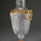 Klassische Kristall Vase im Steinelschliff mit feuervergoldeten Montierungen und Lorbeerkranz Handhaben im Louis XVI Stil, Frankreich um 1900, H. 32,5cm - фото 1