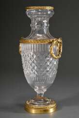 Klassische Kristall Vase im Steinelschliff mit feuervergoldeten Montierungen und Lorbeerkranz Handhaben im Louis XVI Stil, Frankreich um 1900, H. 32,5cm