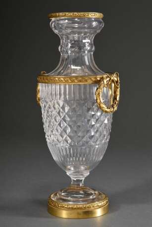 Klassische Kristall Vase im Steinelschliff mit feuervergoldeten Montierungen und Lorbeerkranz Handhaben im Louis XVI Stil, Frankreich um 1900, H. 32,5cm - photo 1