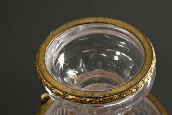 Klassische Kristall Vase im Steinelschliff mit feuervergoldeten Montierungen und Lorbeerkranz Handhaben im Louis XVI Stil, Frankreich um 1900, H. 32,5cm - photo 4