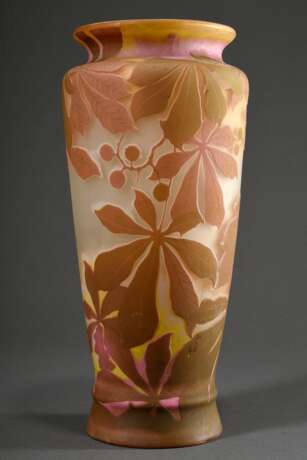 Sehr große Jugendstil Gallé Vase in konischer Balusterform mit rosé-hellbraunem Überfang und "Kastanienblätter, -blüten und -früchte" Dekor, sign., 1905-1908, H. 43,5cm, Abriss ausgeschliffen, Standfläche leich… - photo 1