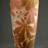 Sehr große Jugendstil Gallé Vase in konischer Balusterform mit rosé-hellbraunem Überfang und "Kastanienblätter, -blüten und -früchte" Dekor, sign., 1905-1908, H. 43,5cm, Abriss ausgeschliffen, Standfläche leich… - фото 1