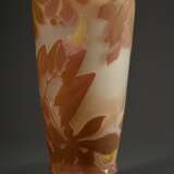 Sehr große Jugendstil Gallé Vase in konischer Balusterform mit rosé-hellbraunem Überfang und "Kastanienblätter, -blüten und -früchte" Dekor, sign., 1905-1908, H. 43,5cm, Abriss ausgeschliffen, Standfläche leich… - фото 2