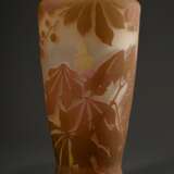 Sehr große Jugendstil Gallé Vase in konischer Balusterform mit rosé-hellbraunem Überfang und "Kastanienblätter, -blüten und -früchte" Dekor, sign., 1905-1908, H. 43,5cm, Abriss ausgeschliffen, Standfläche leich… - фото 3