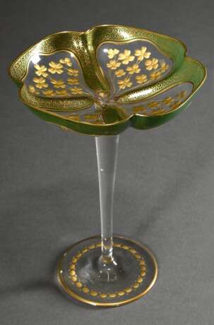 Elegante Jugendstil Tazza mit eingeschliffenem Golddekor "Kleeblätter" und grüner Bemalung auf vierpassiger Kuppa über hohem Stiel, um 1910, H. 21,3cm - Foto 1