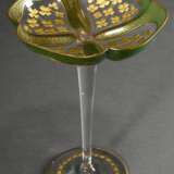 Elegante Jugendstil Tazza mit eingeschliffenem Golddekor "Kleeblätter" und grüner Bemalung auf vierpassiger Kuppa über hohem Stiel, um 1910, H. 21,3cm - Foto 1