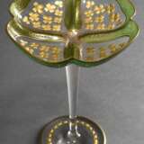 Elegante Jugendstil Tazza mit eingeschliffenem Golddekor "Kleeblätter" und grüner Bemalung auf vierpassiger Kuppa über hohem Stiel, um 1910, H. 21,3cm - Foto 3