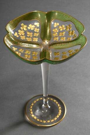 Elegante Jugendstil Tazza mit eingeschliffenem Golddekor "Kleeblätter" und grüner Bemalung auf vierpassiger Kuppa über hohem Stiel, um 1910, H. 21,3cm - photo 3