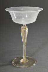 Zarter venezianischer Champagnerkelch mit Fadenglas Kuppa über hohem Stiel mit eingeschmolzenen Goldfolien, Anfang 20.Jh., H. 18cm, Ø 11,9cm