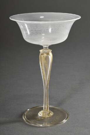 Zarter venezianischer Champagnerkelch mit Fadenglas Kuppa über hohem Stiel mit eingeschmolzenen Goldfolien, Anfang 20.Jh., H. 18cm, Ø 11,9cm - photo 1