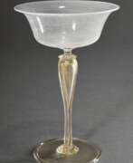 Обзор. Zarter venezianischer Champagnerkelch mit Fadenglas Kuppa über hohem Stiel mit eingeschmolzenen Goldfolien, Anfang 20.Jh., H. 18cm, Ø 11,9cm