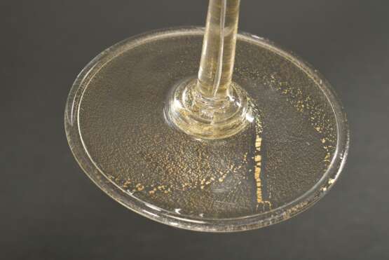 Zarter venezianischer Champagnerkelch mit Fadenglas Kuppa über hohem Stiel mit eingeschmolzenen Goldfolien, Anfang 20.Jh., H. 18cm, Ø 11,9cm - photo 3