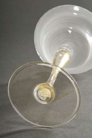Zarter venezianischer Champagnerkelch mit Fadenglas Kuppa über hohem Stiel mit eingeschmolzenen Goldfolien, Anfang 20.Jh., H. 18cm, Ø 11,9cm - Foto 4
