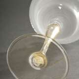 Zarter venezianischer Champagnerkelch mit Fadenglas Kuppa über hohem Stiel mit eingeschmolzenen Goldfolien, Anfang 20.Jh., H. 18cm, Ø 11,9cm - фото 4