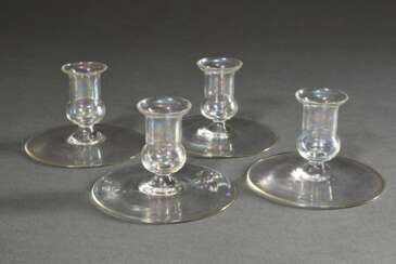 4 Schlichte Glas Leuchter mit irisierendem Überzug, wohl Jean Beck (1862-1938), München um 1920, H. 7,7cm, Ø Fuß 11,3cm, min. best.