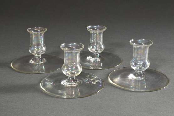 4 Schlichte Glas Leuchter mit irisierendem Überzug, wohl Jean Beck (1862-1938), München um 1920, H. 7,7cm, Ø Fuß 11,3cm, min. best. - photo 1