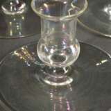 4 Schlichte Glas Leuchter mit irisierendem Überzug, wohl Jean Beck (1862-1938), München um 1920, H. 7,7cm, Ø Fuß 11,3cm, min. best. - photo 2