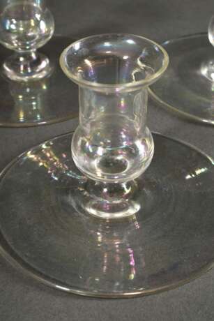 4 Schlichte Glas Leuchter mit irisierendem Überzug, wohl Jean Beck (1862-1938), München um 1920, H. 7,7cm, Ø Fuß 11,3cm, min. best. - photo 2