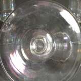 4 Schlichte Glas Leuchter mit irisierendem Überzug, wohl Jean Beck (1862-1938), München um 1920, H. 7,7cm, Ø Fuß 11,3cm, min. best. - фото 3