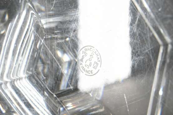 Oktogonaler Baccarat Kristall Leuchter mit facettiertem Balusterschaft, Boden sign., H. 22cm, min. Kratzer am Boden - Foto 4
