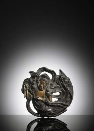 Beschlag in Form eines Tennin aus Bronze, eine Lotusblüte haltend - Foto 1