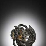 Beschlag in Form eines Tennin aus Bronze, eine Lotusblüte haltend - photo 1