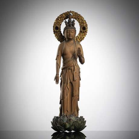Feine Skulptur des Juichimon-Kannon auf einem Lotus vor einer Mandorla stehend - photo 1
