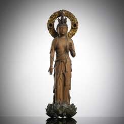 Feine Skulptur des Juichimon-Kannon auf einem Lotus vor einer Mandorla stehend