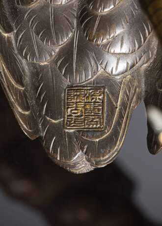 Große Skulptur eines Reihers aus Bronze auf Wurzelholz-Sockel mit Details in Gold, Shakudo und Silber - Foto 2