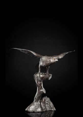 Koro aus Bronze in Gestalt eines Adlers mit ausgebreiteten Schwingen auf einem Baumstumpf in die Ferne spähend - photo 1