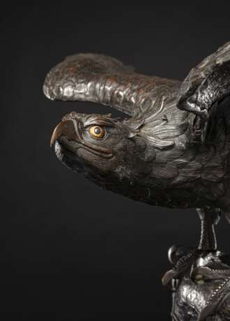 Koro aus Bronze in Gestalt eines Adlers mit ausgebreiteten Schwingen auf einem Baumstumpf in die Ferne spähend - photo 2