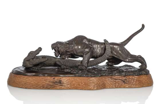 Feine Bronzegruppe mit Darstellung von einem Tiger im Kampf mit einem Krokodil - Foto 1