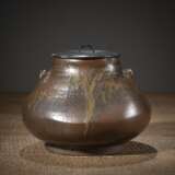 Mizusashi aus Seto-Ware mit streifig verlaufender Glasur und Lack-Deckel - фото 1