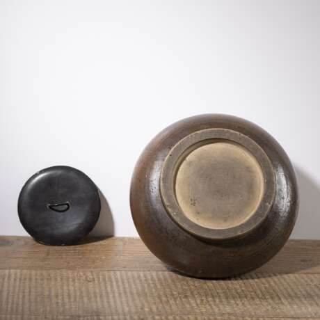 Mizusashi aus Seto-Ware mit streifig verlaufender Glasur und Lack-Deckel - photo 5