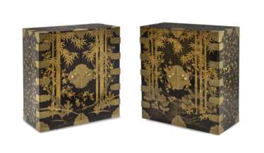 Paar feine Lackkabinette mit Schwarzlack-Fond der 'Drei Freunde des Winters - Prunus, Bambus und Kiefer' in farbigem Goldlack