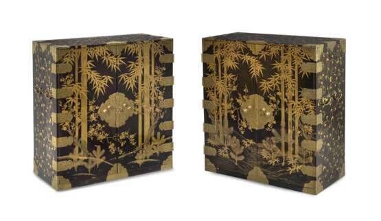 Paar feine Lackkabinette mit Schwarzlack-Fond der 'Drei Freunde des Winters - Prunus, Bambus und Kiefer' in farbigem Goldlack - photo 1