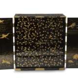 Paar feine Lackkabinette mit Schwarzlack-Fond der 'Drei Freunde des Winters - Prunus, Bambus und Kiefer' in farbigem Goldlack - фото 5
