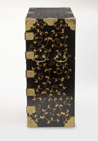 Paar feine Lackkabinette mit Schwarzlack-Fond der 'Drei Freunde des Winters - Prunus, Bambus und Kiefer' in farbigem Goldlack - Foto 8