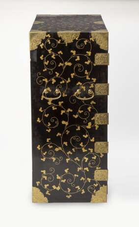 Paar feine Lackkabinette mit Schwarzlack-Fond der 'Drei Freunde des Winters - Prunus, Bambus und Kiefer' in farbigem Goldlack - Foto 10
