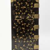 Paar feine Lackkabinette mit Schwarzlack-Fond der 'Drei Freunde des Winters - Prunus, Bambus und Kiefer' in farbigem Goldlack - photo 10