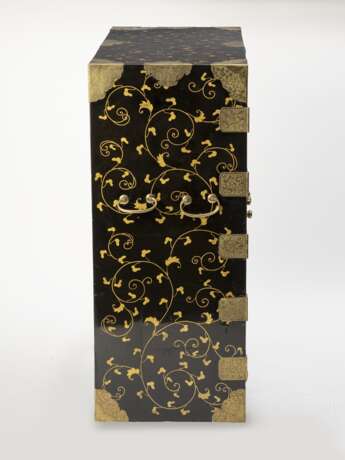 Paar feine Lackkabinette mit Schwarzlack-Fond der 'Drei Freunde des Winters - Prunus, Bambus und Kiefer' in farbigem Goldlack - photo 12