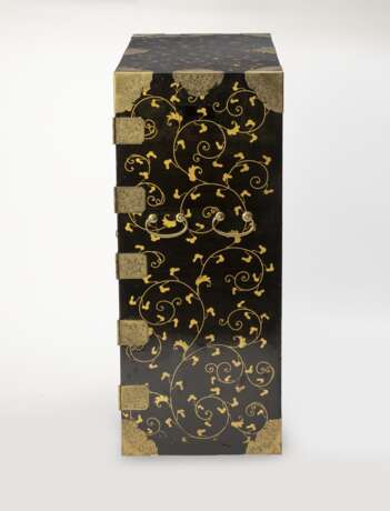 Paar feine Lackkabinette mit Schwarzlack-Fond der 'Drei Freunde des Winters - Prunus, Bambus und Kiefer' in farbigem Goldlack - фото 14