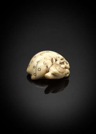 Netsuke eines liegenden Hirsches aus Elfenbein - photo 1