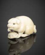 Каталог товаров. Feines Netsuke eines Welpen aus Elfenbein von Okatori