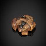 Feines Netsuke mit Darstellung von getrockneten Fischen und Nüssen aus Holz von Hogen Tadayoshi - photo 1