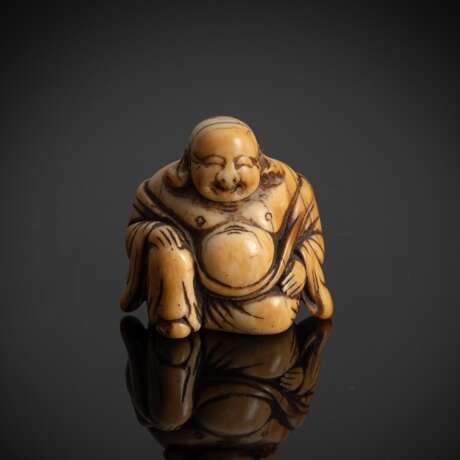 Kraftvoll ausgearbeitetes Netsuke des Hotei aus Elfenbein mit schöner Alterspatina - фото 1