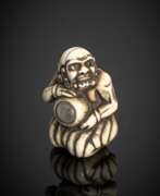 Pays et continents. Netsuke eines Südseeinsulaners aus Elfenbein