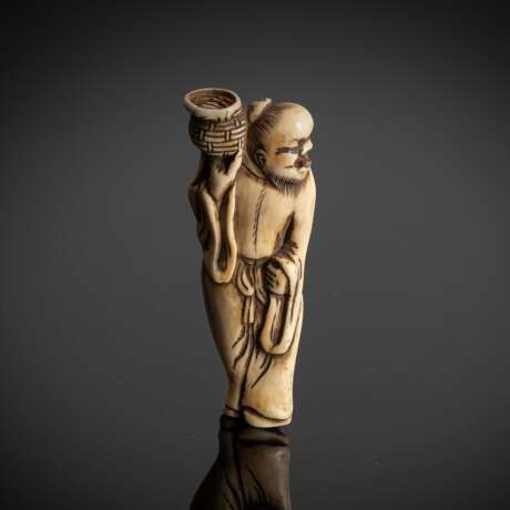 Netsuke eines stehenden Sennin mit Korb aus Elfenbein - photo 1