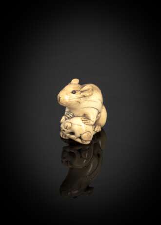 Netsuke einer Ratte mit Jungem aus Elfenbein - photo 2